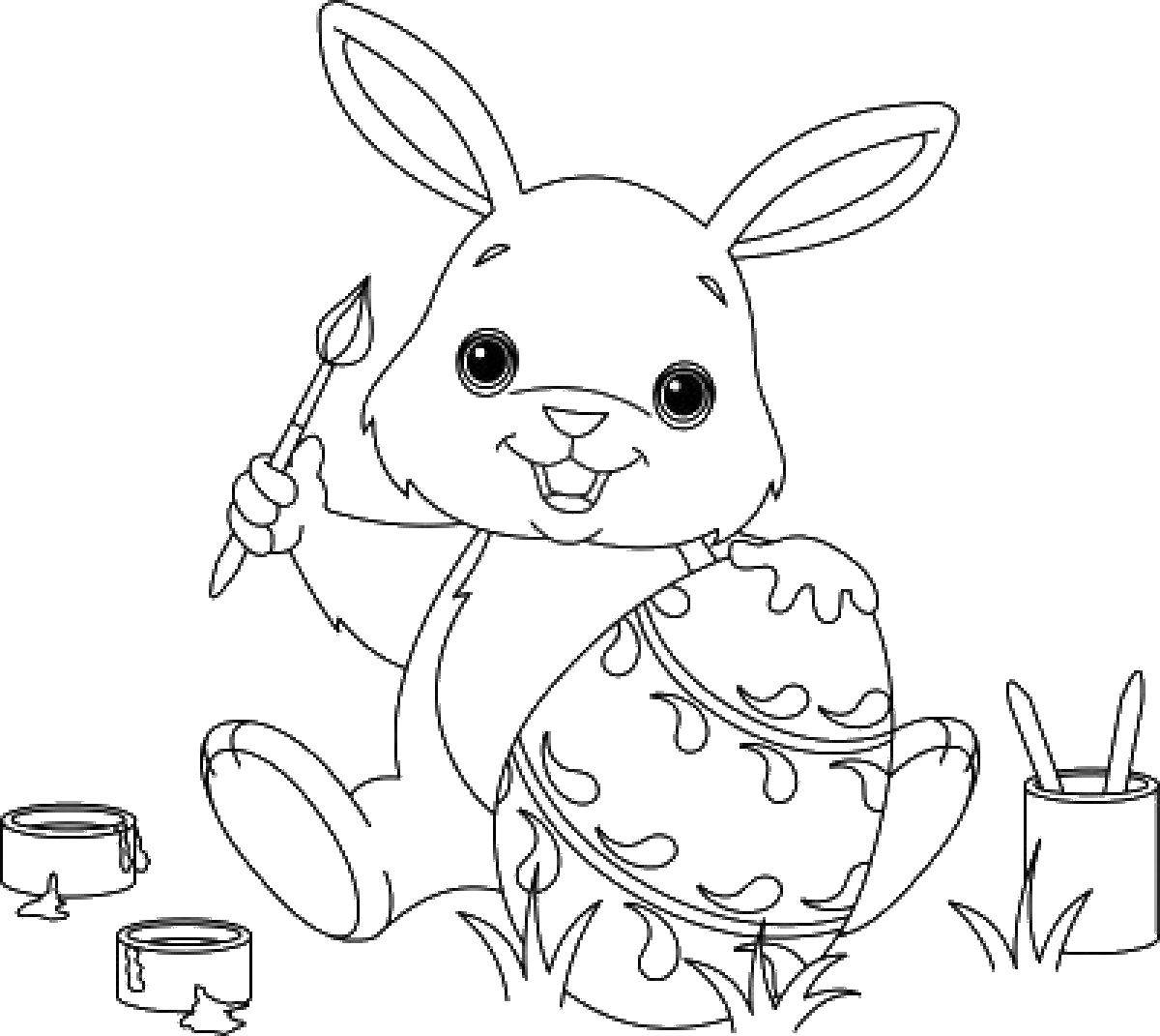   Кролик раскрашивает яйцо