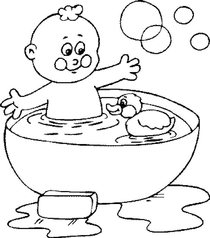   Ребенок купается с уткой