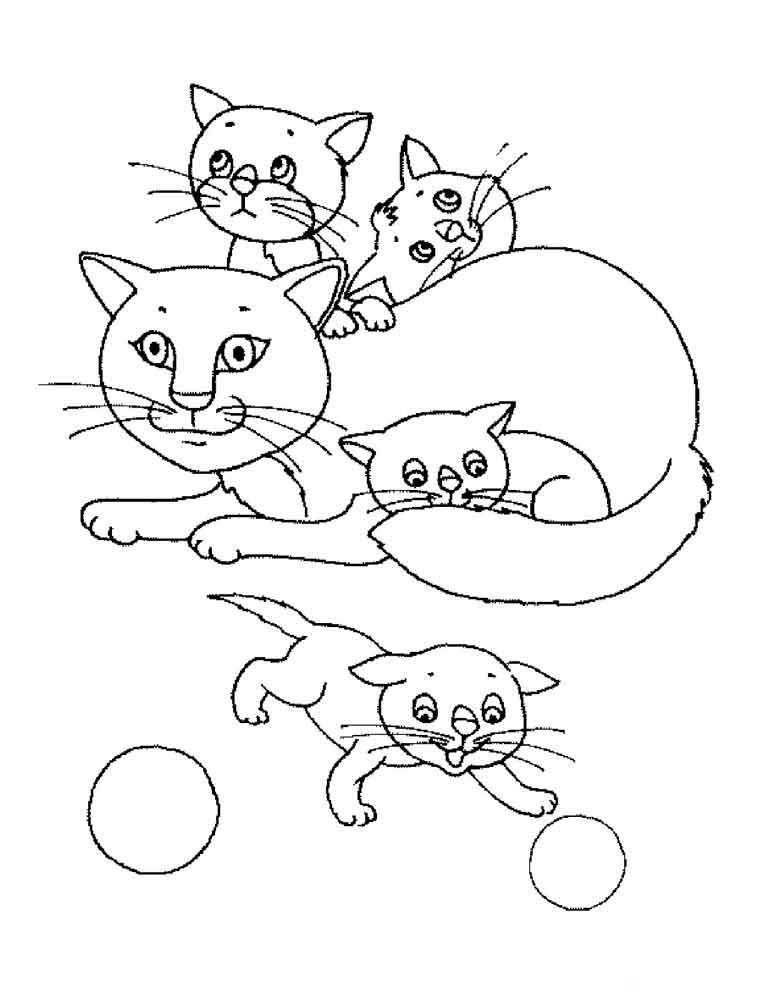   Кошка с тремя игривыми котятами