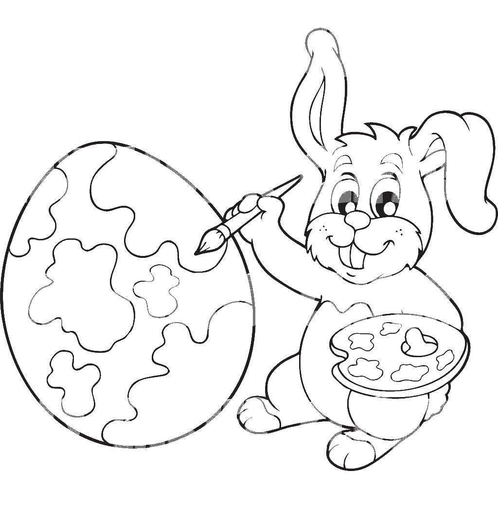   Кролик раскрашивает пасхальное яйцо