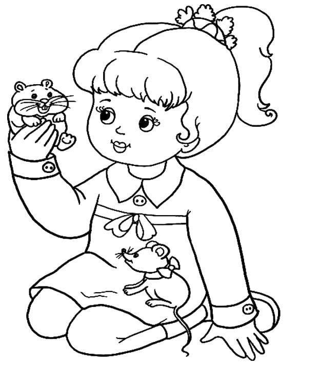   Девочка играет с хомяком и мышкой