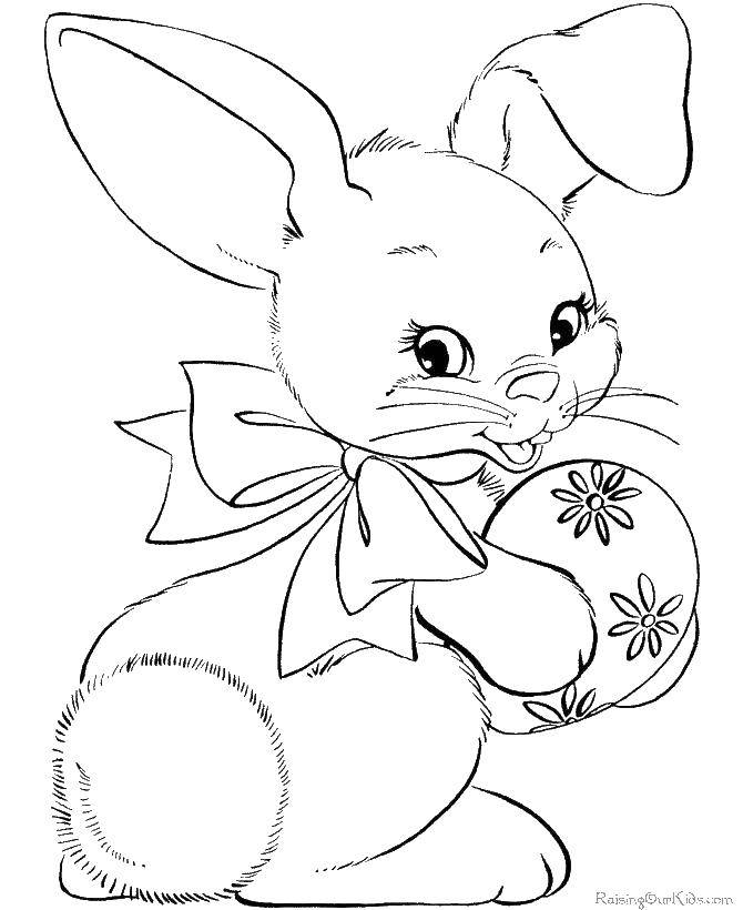   Пасхальный кролик держит яичко